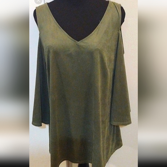 💜5/$25💜XL Suede Cold Shoulder Top. - Picture 8 of 8